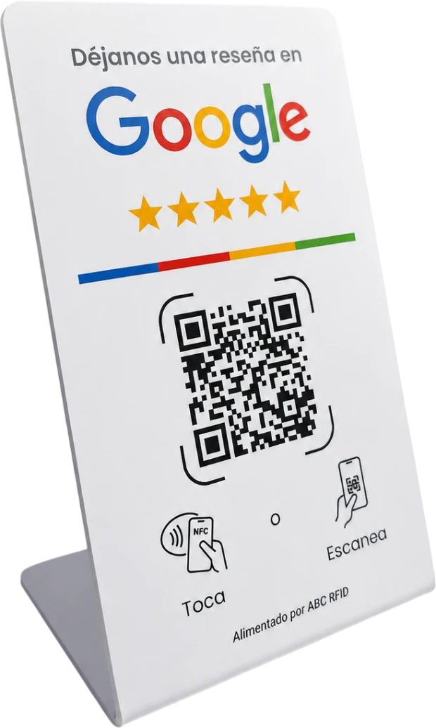 Tarjeta Toque de pie, apoyada en su base, con el código QR y el logo de Google.